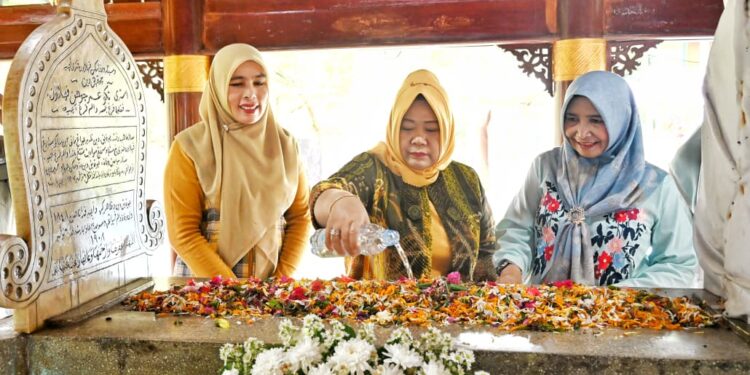 Siti Fauziah Ziarah Ke Makam Cut Nyak Dien