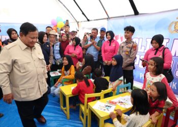 Bersama Warga, Prabowo Santap Nasi Goreng Telur Ceplok di Dapur Pengungsian Agam Sumbar