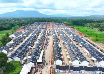 Momen Prabowo Duduk Bersebelahan dengan ART dan Tukang Seblak di Serah Terima Rumah Subsidi