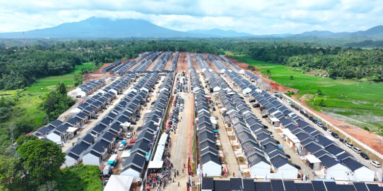 Momen Prabowo Duduk Bersebelahan dengan ART dan Tukang Seblak di Serah Terima Rumah Subsidi