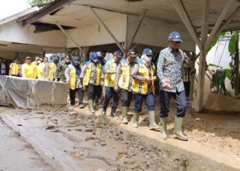 Kerja Tanpa Henti 24 Jam! Menteri PU Instruksikan Pembersihan Lumpur Aceh Tamiang Siang–Malam, Jalan Nasional Ditarget Rampung 3–4 Hari