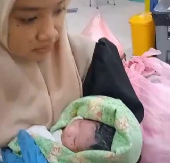 Di Tengah Banjir Langkat, Dua Bayi Kembar Lahir Selamat di Ambulans