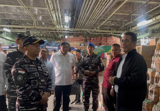 Mentan Amran Kirimkan Bantuan Bencana Sumatera dengan KRI Banda Aceh