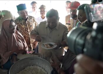 Momen Prabowo Makan Masakan Warga Pengungsi Saat Cek Dapur di Aceh, Pastikan Gizi Dan Kelayakan