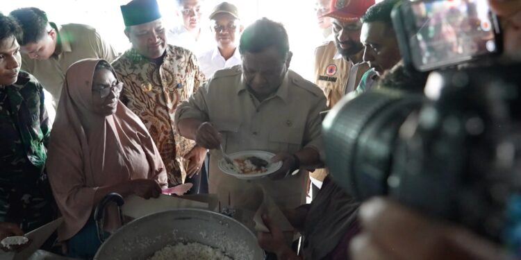 Momen Prabowo Makan Masakan Warga Pengungsi Saat Cek Dapur di Aceh, Pastikan Gizi Dan Kelayakan