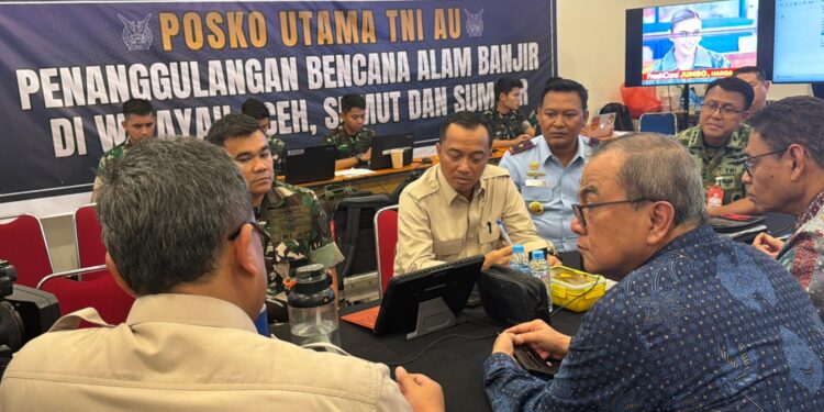 Mensesneg Prasetyo Hadi Tinjau Posko Bantuan di Lanud Halim, Pastikan Logistik untuk Sumatra Tersalur Tepat Waktu