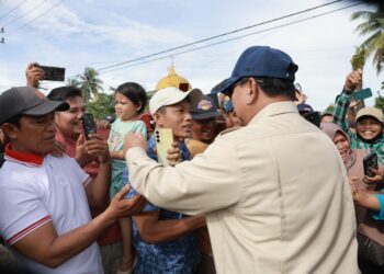 Dari Nonton Film hingga Janji Hunian Tetap, Prabowo Habiskan Malam Tahun Baru di Posko Pengungsian Batu Hula
