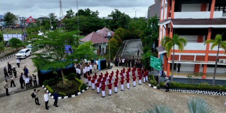 Momen Hangat Prabowo di Banjarbaru: Disambut Yel-yel Siswa hingga Tinjau Ruang Kelas