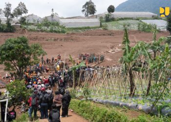 Tinjau Penanganan Longsor di Cisarua, Menteri Dody Pastikan Dukungan Penuh Proses Evakuasi