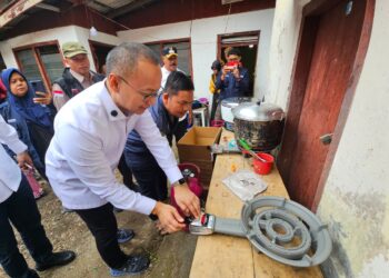 Eddy Soeparno Salurkan Bantuan Untuk Korban Bencana Sumbar, Serahkan Kompor hingga Sarden