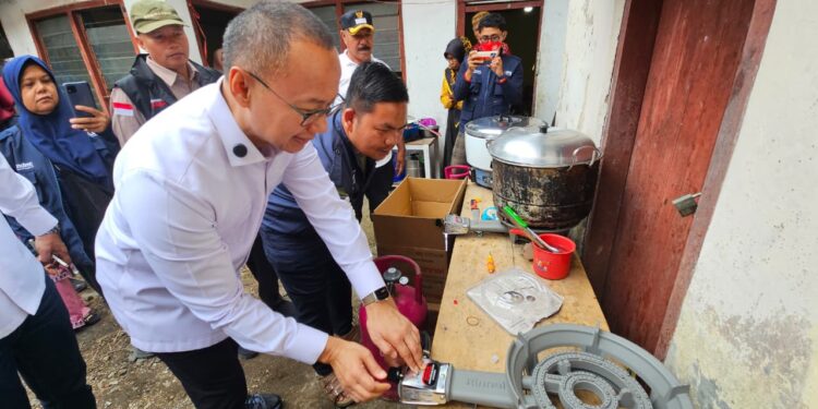 Eddy Soeparno Salurkan Bantuan Untuk Korban Bencana Sumbar, Serahkan Kompor hingga Sarden