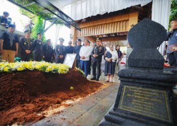 Kapolri Hadiri Pemakaman Eyang Meri, Pesan “Jadilah Polisi yang Baik” Jadi Spirit Keluarga Besar Polri