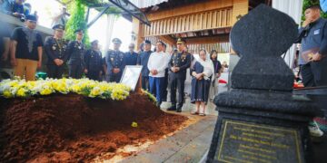Kapolri Hadiri Pemakaman Eyang Meri, Pesan “Jadilah Polisi yang Baik” Jadi Spirit Keluarga Besar Polri