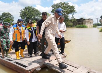 Senyum Warga Way Bungur, Menteri Dody Bergerak Cepat Jalankan Arahan Presiden Tangani Jembatan Rusak