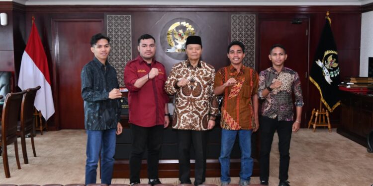 Menerima Pimpinan BEM PTMA se Indonesia, HNW Ingatkan Mahasiswa Aktif Siapkan Diri Songsong Generasi Emas 2045