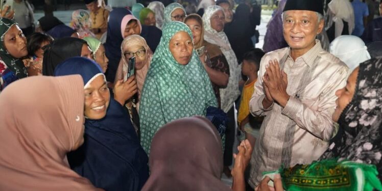 Sahur Bareng Pengungsi di Aceh Tamiang, Dody Hanggodo Pastikan 20 Blok Huntara Tuntas, Kejar Target Sebelum Lebaran dan Percepat SPAM 2×50 Liter per Detik demi Air Bersih Layak untuk Warga