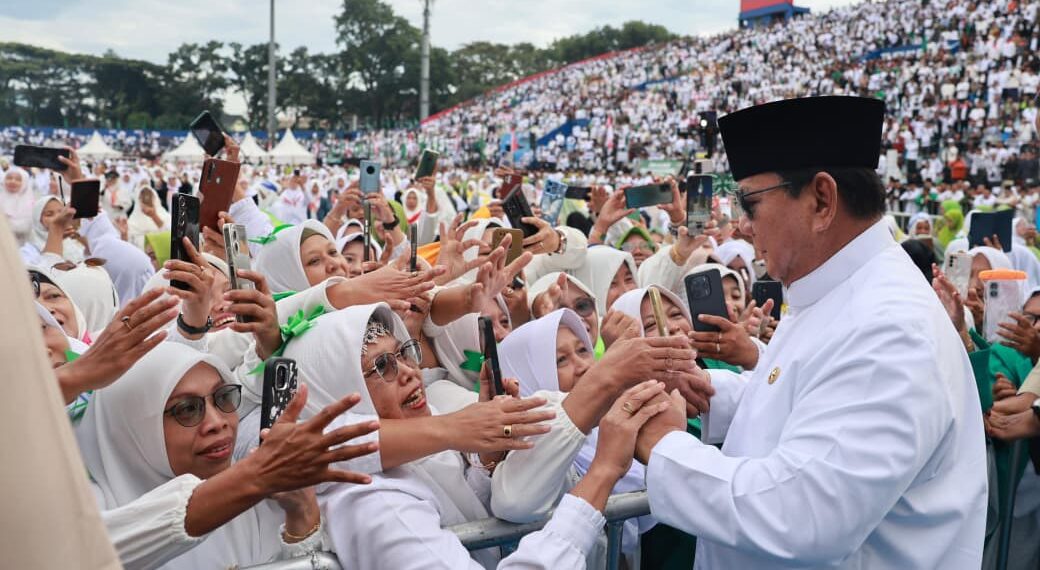 Lautan 100 Ribu NU Sambut Prabowo di Malang: “Di Tengah Kiai, Semangat Saya Membela Rakyat Meningkat