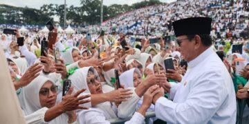 Lautan 100 Ribu NU Sambut Prabowo di Malang: “Di Tengah Kiai, Semangat Saya Membela Rakyat Meningkat