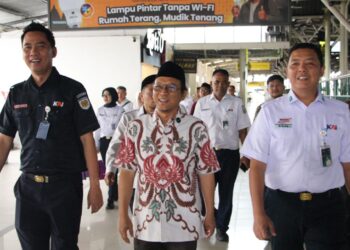 Anggota Hilmy Muhammad soroti kursi penumpang, parkir semrawut, hingga musala gerbong yang dinilai sempit—KAI diminta berbenah sebelum ledakan pemudik Lebaran 2026