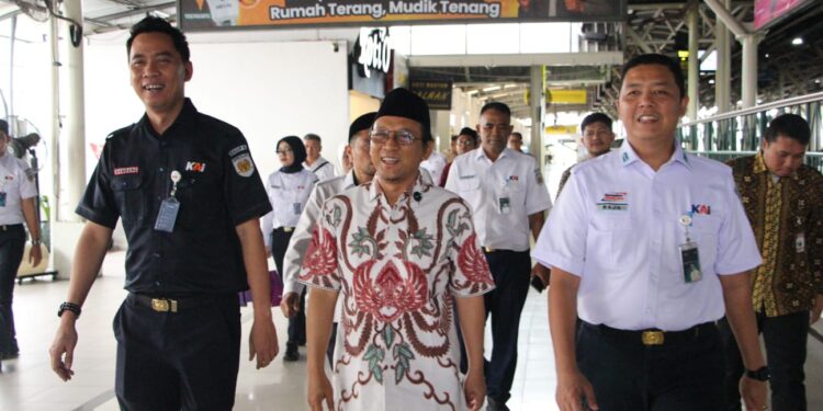 Anggota Hilmy Muhammad soroti kursi penumpang, parkir semrawut, hingga musala gerbong yang dinilai sempit—KAI diminta berbenah sebelum ledakan pemudik Lebaran 2026