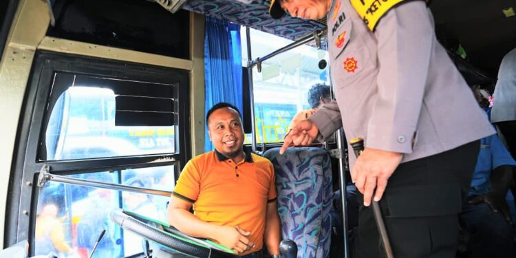 Tinjau Terminal Purabaya, Kapolri ke Sopir Bus: Hati-Hati dan Jaga Keselamatan Pemudik