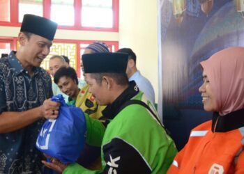 AHY Berbagi dengan Ojol dan Warga di Masjid Babah Alun, Ramadan Jadi Momen Saling Peduli