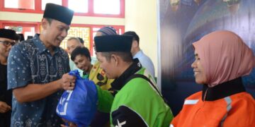 AHY Berbagi dengan Ojol dan Warga di Masjid Babah Alun, Ramadan Jadi Momen Saling Peduli