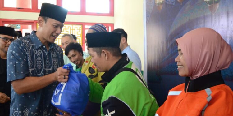 AHY Berbagi dengan Ojol dan Warga di Masjid Babah Alun, Ramadan Jadi Momen Saling Peduli
