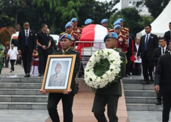 Prabowo Jadi Inspektur Upacara, Pimpin Prosesi Pemakaman Almarhum Try Sutrisno dengan Khidmat