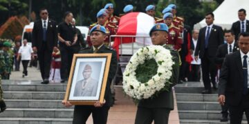 Prabowo Jadi Inspektur Upacara, Pimpin Prosesi Pemakaman Almarhum Try Sutrisno dengan Khidmat