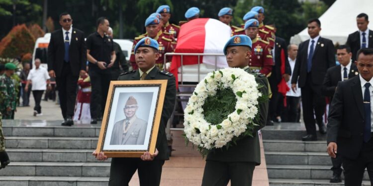 Prabowo Jadi Inspektur Upacara, Pimpin Prosesi Pemakaman Almarhum Try Sutrisno dengan Khidmat