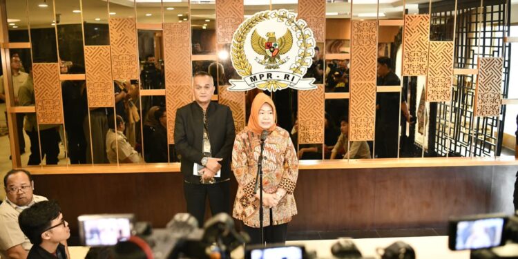 Siti Fauziah : MPR Berlakukan Empat Hari Kerja dan Matikan Lampu Jam 18.00 WIB.