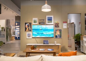 Denny Sumargo Dukung Peluncuran TCL A400 Pro, TV Premium Estetik Eksklusif di INFORMA