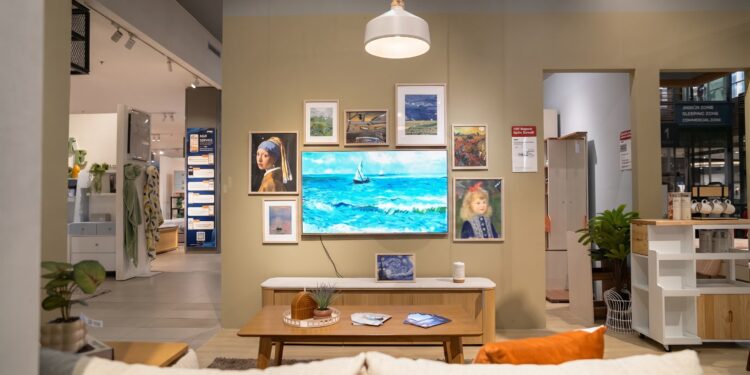 Denny Sumargo Dukung Peluncuran TCL A400 Pro, TV Premium Estetik Eksklusif di INFORMA