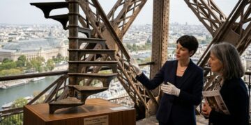 Rp870 Juta, Tangga Asli Menara Eiffel Akan Dilelang di Paris