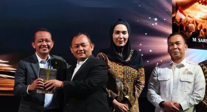 Sarmuji Rilis Buku “Kekuasaan Yang Menolong”, Bawa Pesan Kuat: Kekuasaan untuk Melayani Rakyat