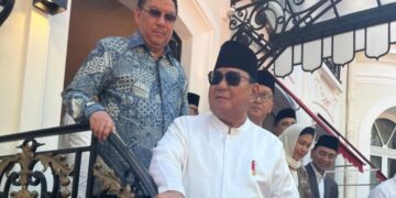 Denny JA: Macron dan Prabowo, Dua Pemain Geopolitik yang Hebat
