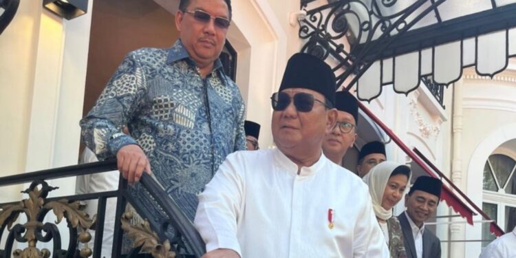 Denny JA: Macron dan Prabowo, Dua Pemain Geopolitik yang Hebat