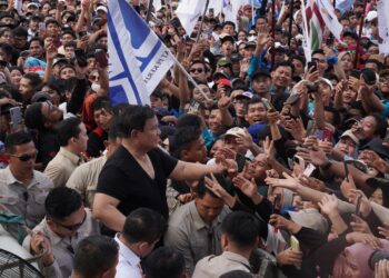 May Day 2026 Pecah! Prabowo Turun ke Buruh, Lepas Baju dan Bagikan Langsung di Monas