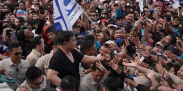 May Day 2026 Pecah! Prabowo Turun ke Buruh, Lepas Baju dan Bagikan Langsung di Monas