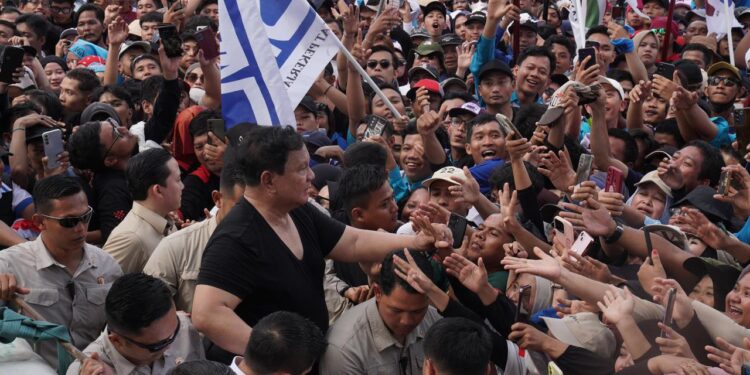May Day 2026 Pecah! Prabowo Turun ke Buruh, Lepas Baju dan Bagikan Langsung di Monas