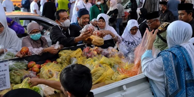Jemaah Haji RI Serbu Pasar Kaget di Makkah, Bakso, Gorengan, Bubur Kacang Hijau, Risol, Klepon hingga Onde-onde Dijual Pakai Rupiah