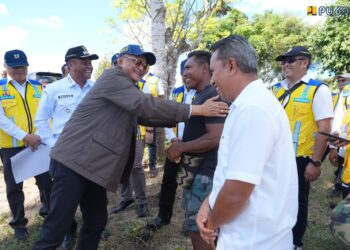 Menteri Pekerjaan Umum Dody Hanggodo Berdialog dengan Warga Saat Meninjau Lokasi Penerima Manfaat Irigasi Air Tanah di Rote Ndao