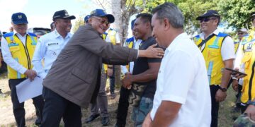 Menteri Pekerjaan Umum Dody Hanggodo Berdialog dengan Warga Saat Meninjau Lokasi Penerima Manfaat Irigasi Air Tanah di Rote Ndao