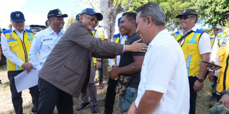 Menteri Pekerjaan Umum Dody Hanggodo Berdialog dengan Warga Saat Meninjau Lokasi Penerima Manfaat Irigasi Air Tanah di Rote Ndao