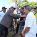 Menteri Pekerjaan Umum Dody Hanggodo Berdialog dengan Warga Saat Meninjau Lokasi Penerima Manfaat Irigasi Air Tanah di Rote Ndao