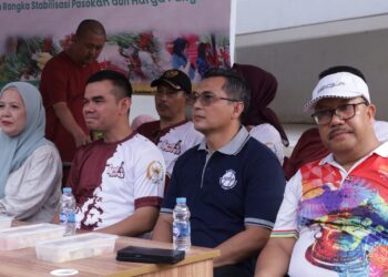 Stroberi Bikin Bang Azran Tergoda, Gerakan Pangan Murah Disambut Ribuan Warga
