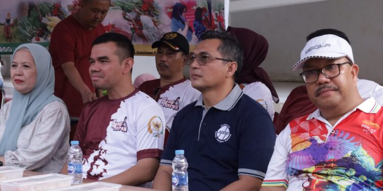 Stroberi Bikin Bang Azran Tergoda, Gerakan Pangan Murah Disambut Ribuan Warga