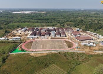 Dikelilingi Perkebunan Pohon Jati, Sekolah Rakyat Indramayu Punya Lapangan Sepak Bola Rumputnya Standar FIFA