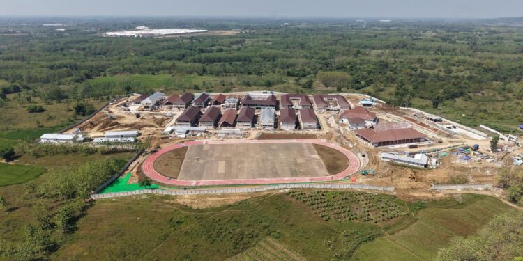Dikelilingi Perkebunan Pohon Jati, Sekolah Rakyat Indramayu Punya Lapangan Sepak Bola Rumputnya Standar FIFA